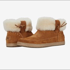 NWOT UGG Genuine Shearling Lined Elowen Bootie